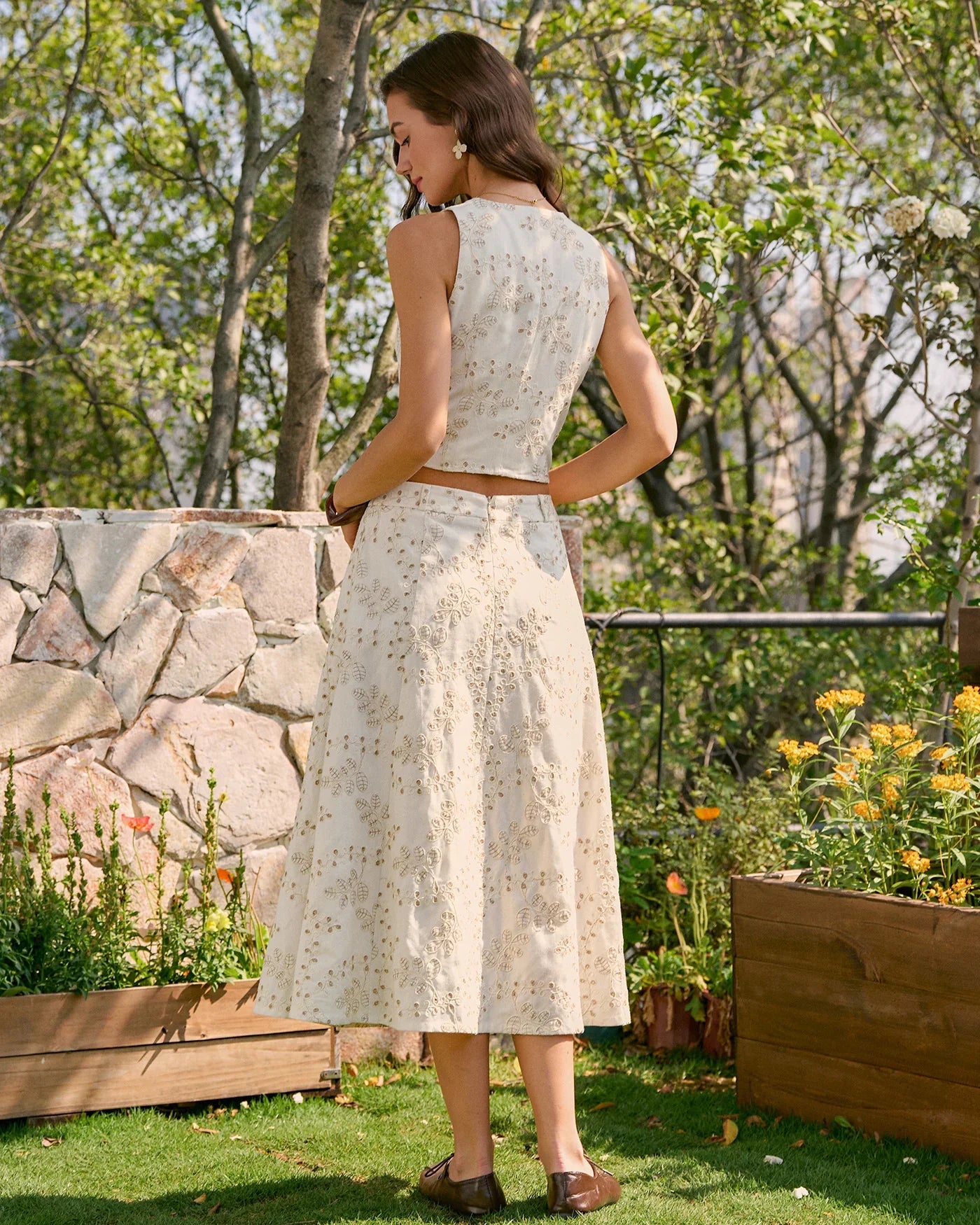 Saia Midi Florence para Mulher – Saia Bege Bordada com Corte Fluido Elegante e Feminino