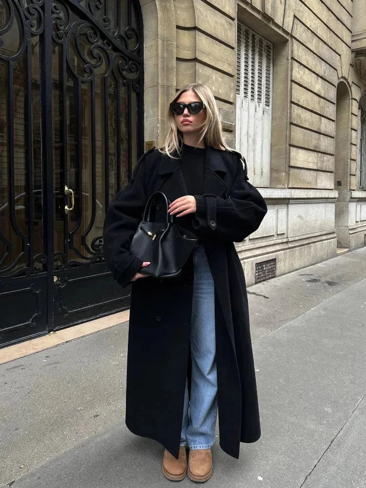Dámský černý kabát Milan – Širolé elegantní klopy, nastavitelný pásek a městský styl