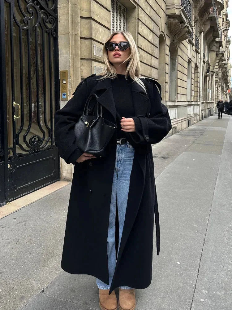 Dámský černý kabát Milan – Širolé elegantní klopy, nastavitelný pásek a městský styl
