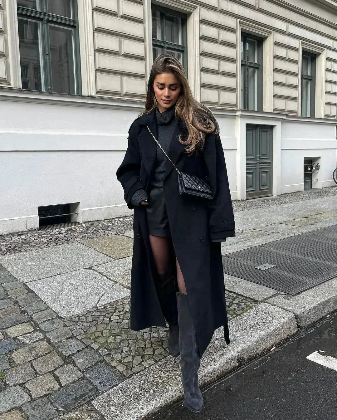 Dámský černý kabát Milan – Širolé elegantní klopy, nastavitelný pásek a městský styl