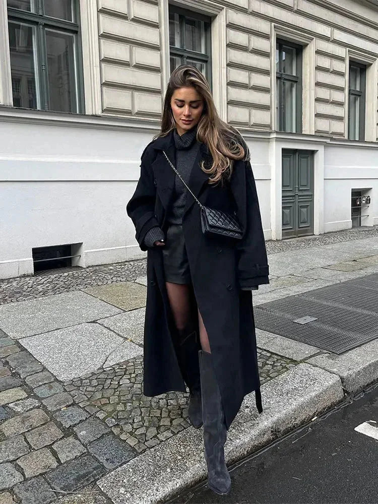 Dámský černý kabát Milan – Širolé elegantní klopy, nastavitelný pásek a městský styl