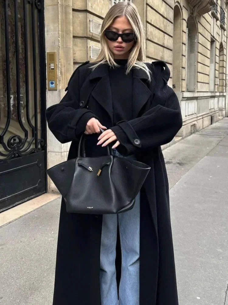 Dámský černý kabát Milan – Širolé elegantní klopy, nastavitelný pásek a městský styl
