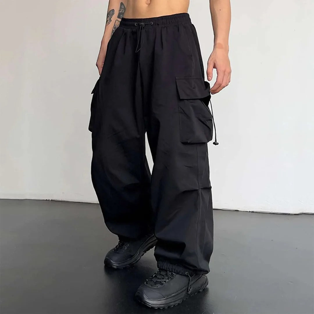 Pantalones Dominik para hombre: modernos pantalones cargo con prácticos y cómodos bolsillos múltiples.